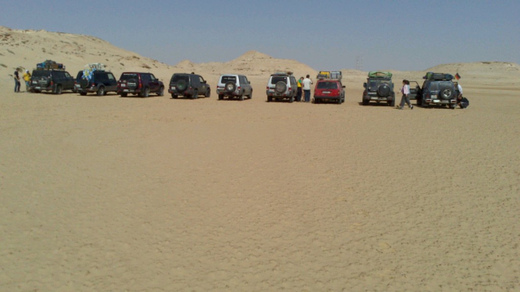 Autoreihe in Wüstenaufstellung